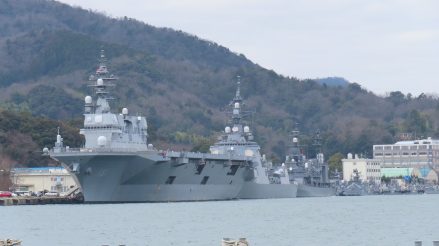 護衛艦と戸島