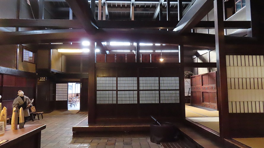 玄関からの館内の眺め、3階建の高さがある吹き抜け