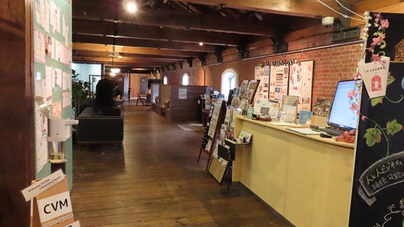 さまざまな情報が掲示されているコワーキング・オフィススペースの受付コーナー