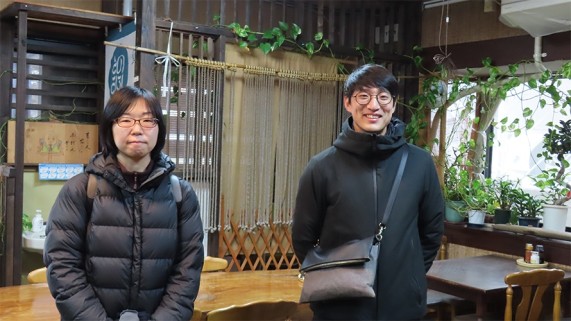 左：観光課主任　細谷菜美子さん　　右：主任兼文化財調査員　若山俊介さん