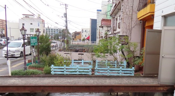 加茂川に沿って立ち並ぶ店舗や家にかかった橋