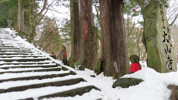 本堂に続く石段
