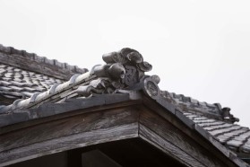 忍という文字の瓦