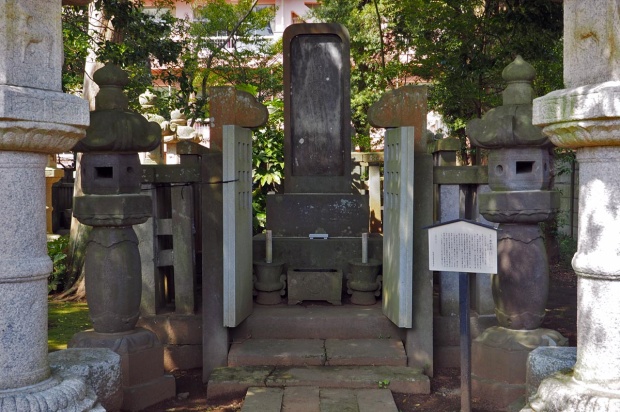 堀田正俊・正睦・正倫墓