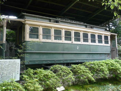 京都市営電車の車両と敷石