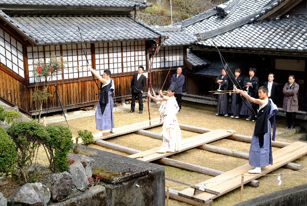 河合の弓引き行事（八日薬師）