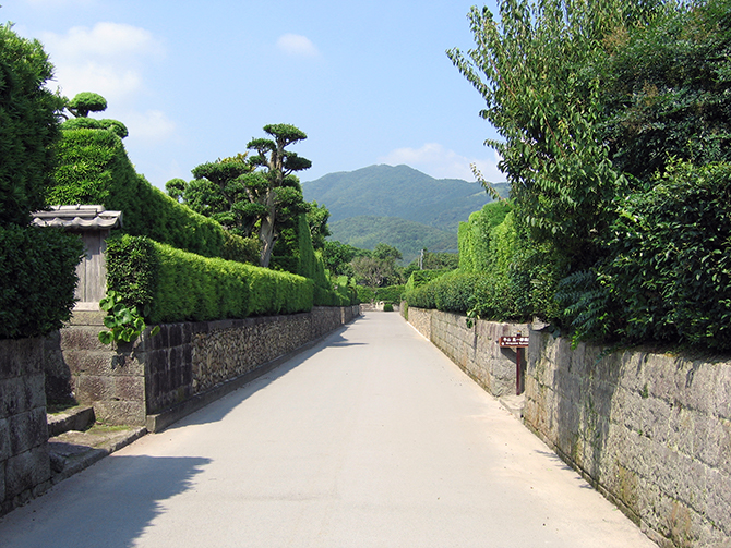 知覧麓のメインストリート（本馬場通り）のかぎ型の通りと石敢當 
