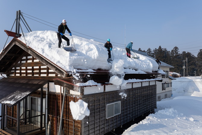 雪囲い・雪掘り<br>（家を雪から守る知恵）
