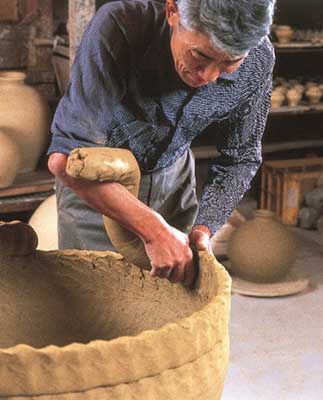 陶芸越前大がめ捻じたて成形技法