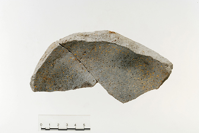 砂金付着方口鉢破片 