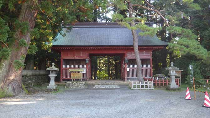 羽黒山の随神門