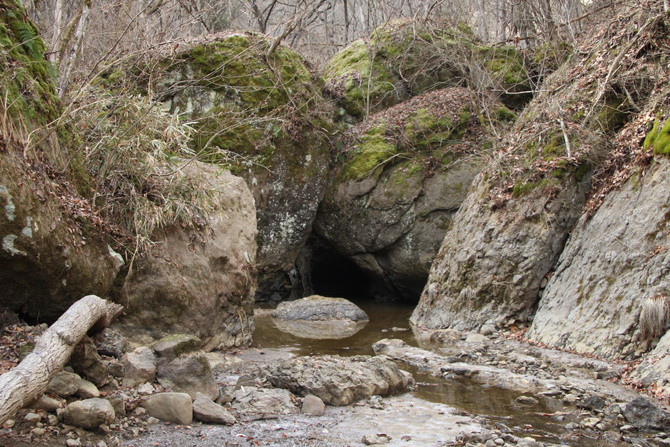鞍が淵と蛇骨石