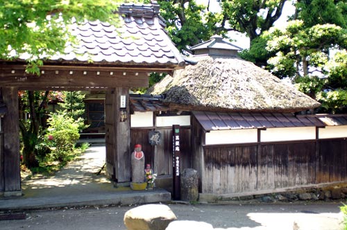 浄蓮寺の翁塚と黒髪庵