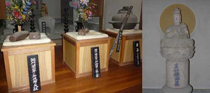 石造文殊菩薩坐像（禅海和尚の墓）附伝禅海和尚遺品（青の洞門関連遺跡）