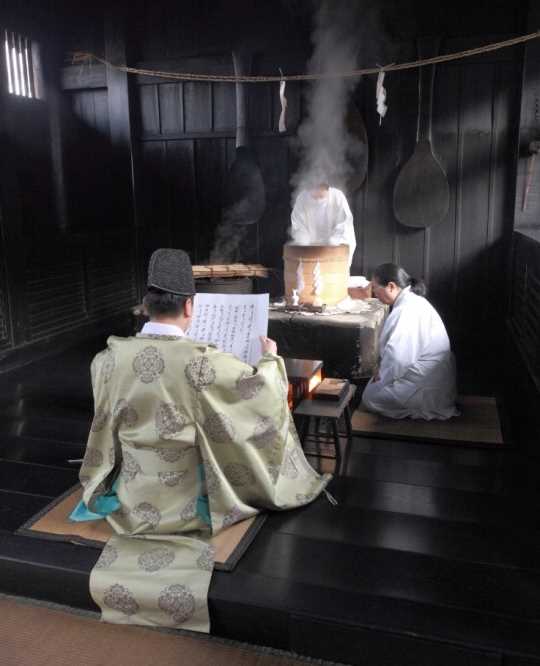 鳴釜神事