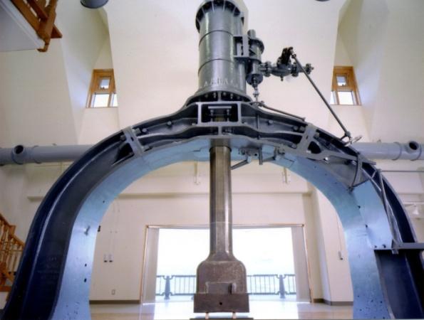 スチームハンマー（旧横須賀製鉄所設置）1865年オランダ製　0.5トン片持型・３トン門型