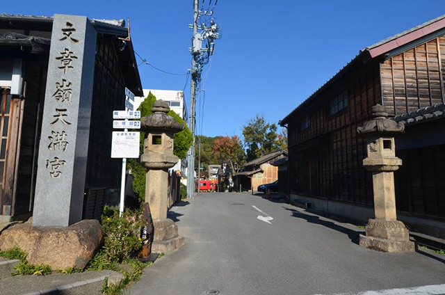 有松天満社切通しと常夜燈