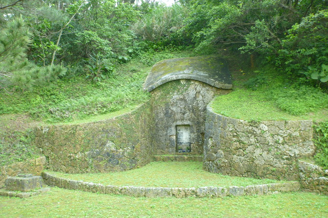 玉城朝薫の墓（邊土名家の墓）