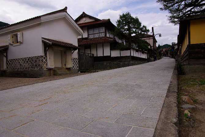 田部家土蔵群と吉田の街並み