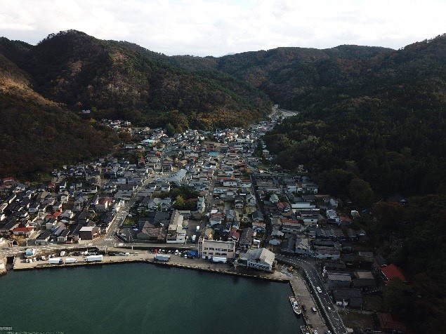 加茂港周辺の町並み