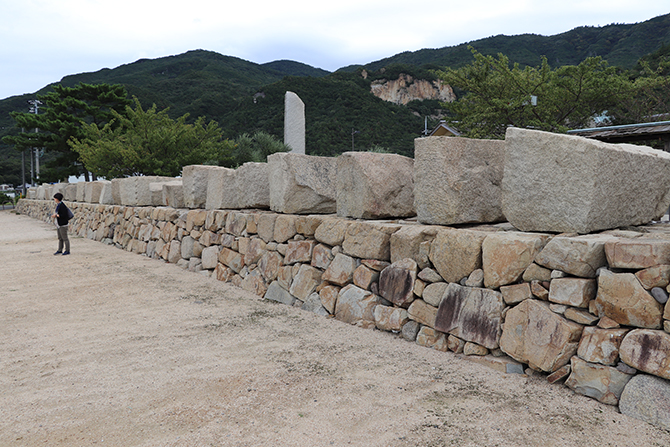 大坂城石垣石切とび越丁場跡および小海残石群（大坂城残石記念公園） 
