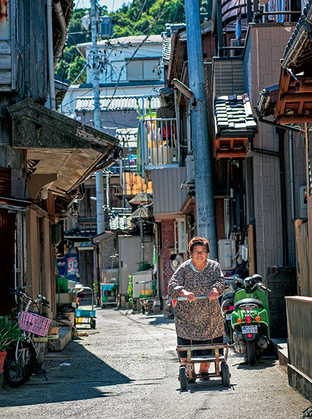 答志島の細い路地裏 