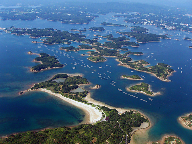 リアス海岸と真珠養殖の筏の景観 