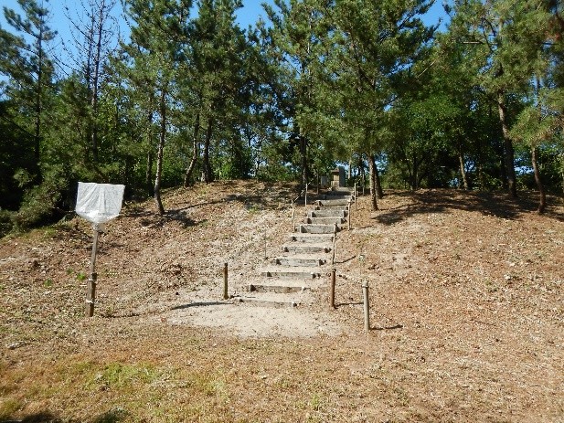 日和山と方角石