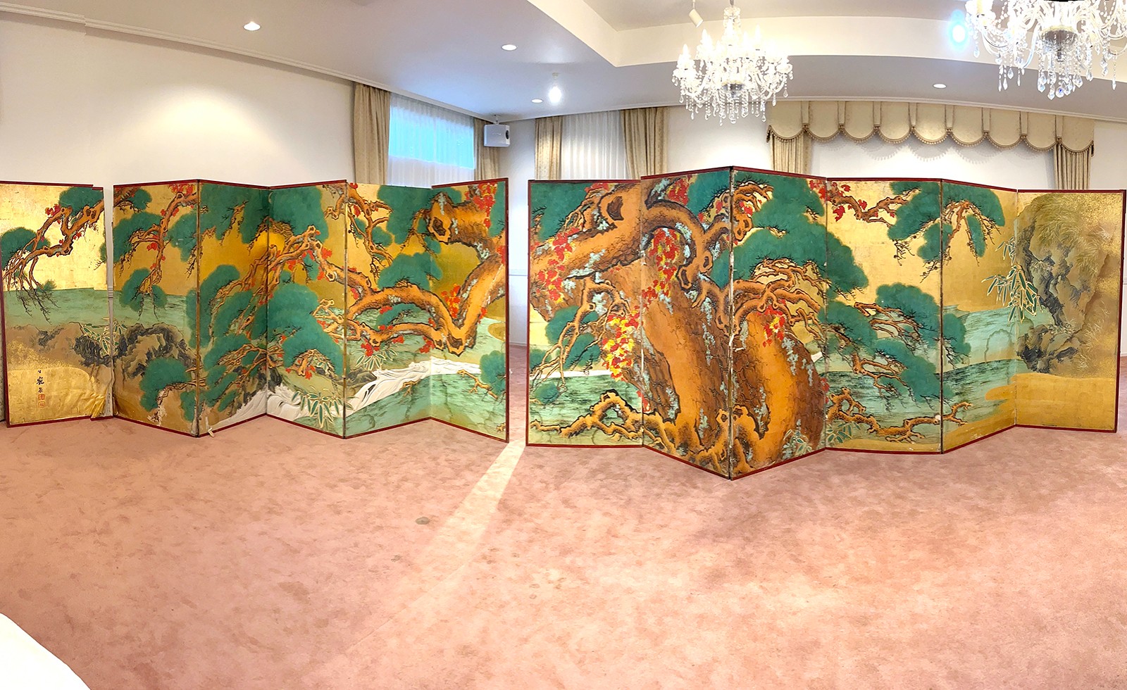 今村公寵筆「松に蔦紅葉図屏風」　（全景）